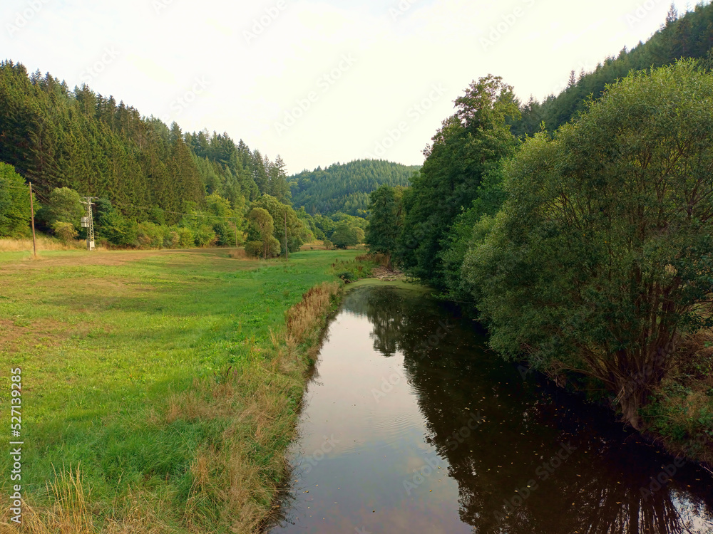 Blick auf den kleinen Fluss Irsen in der Südeifel bei Daleiden in Rheinland-Pfalz. Aussicht vom Premium-Wanderweg Eifelgoldrote.