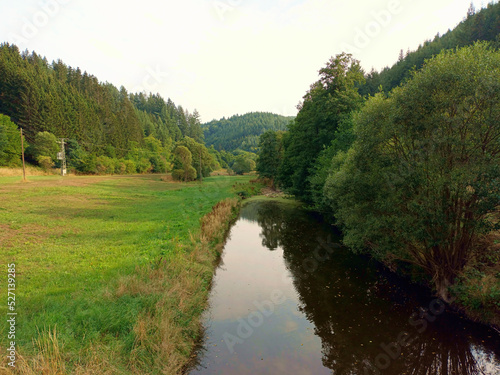 Blick auf den kleinen Fluss Irsen in der Südeifel bei Daleiden in Rheinland-Pfalz. Aussicht vom Premium-Wanderweg Eifelgoldrote.
