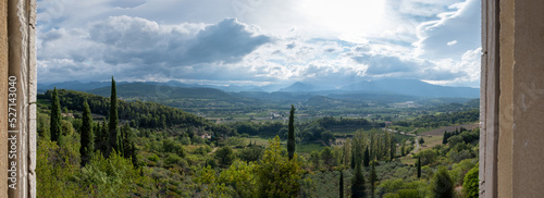 Vue panoramique depuis le village de Crestet en France