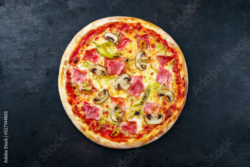 Traditionelle italienische Pizza prosciutto e funghi mit Schinken, Pilzen und Mozzarella serviert als Draufsicht auf einem alten rustikalen Board mit Textfreiraum 