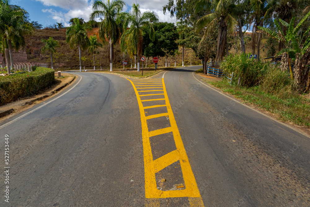 Sianlização horizontal na rodovia MG 353, em Guarani, estado de Minas Gerais, Brasil.