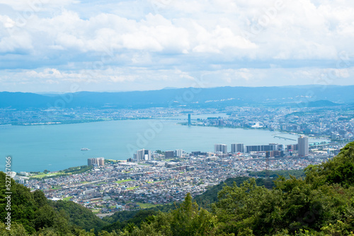 夢見が丘の展望台から見下ろす琵琶湖と大津市の街並み © hideky