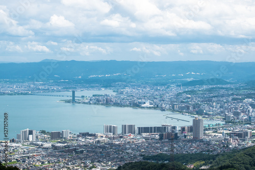 夢見が丘の展望台から見下ろす琵琶湖と大津市の街並み