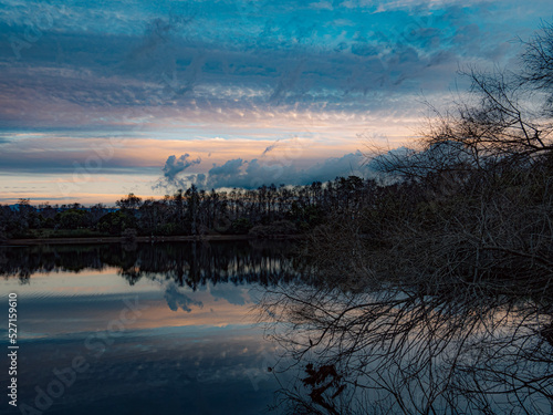 paisaje de laguna en el atardecer con cielo azulado 