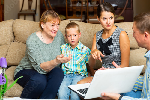 Bank employee tells family about a good loan photo