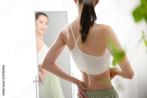 Tableau sur toile Women who are concerned about their waist in their diet