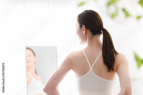Εκτύπωση καμβά Women who are concerned about their waist in their diet