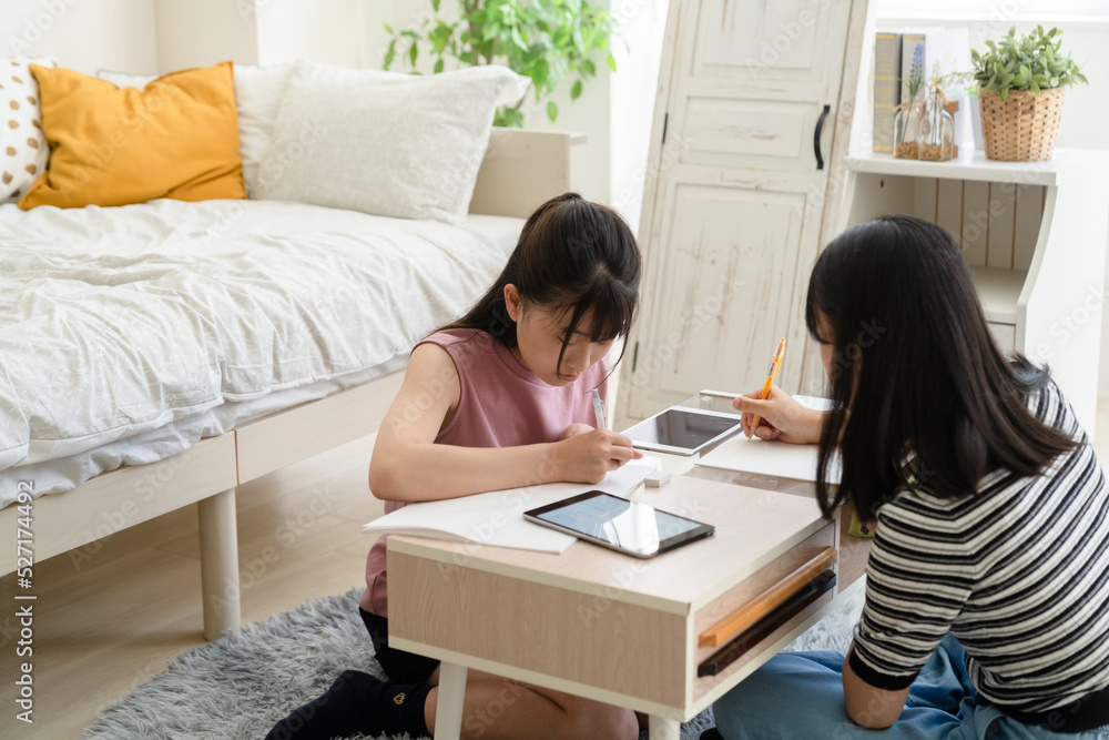 自宅で勉強する学生 自宅で勉強する学生