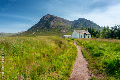 Foto Lagangarbh wee white Hut in mid summer with blue sky, Glencoe, Scotland