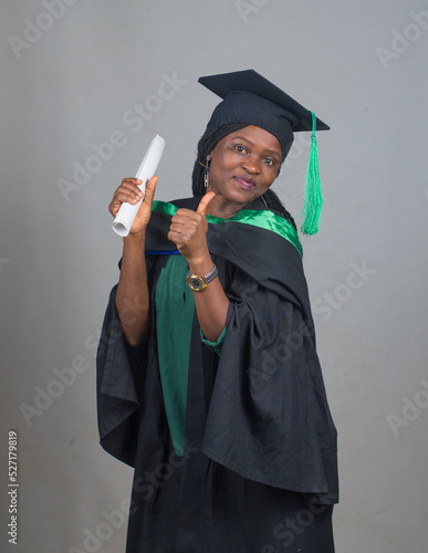 Foto Celebration picture of an African female student or graduand from Nigeria, doing
