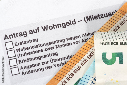 Antrag auf Wohngeld und Euro Geldscheine