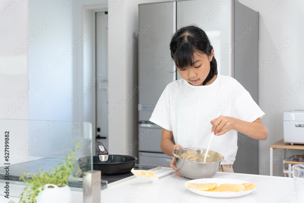 自宅のキッチンで料理をしているアジア人の女子