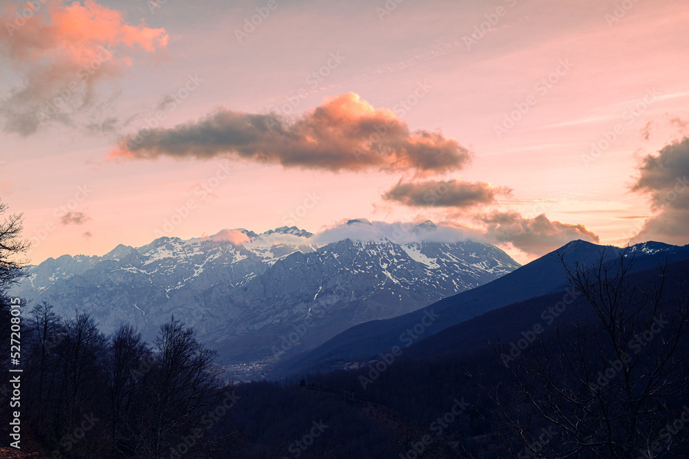 Obraz premium Amanece en los Picos de Europa y todo se vuelve azul y rosa