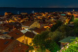 Latarnia morska Punta widok w Piranie nocą na Adriatyk