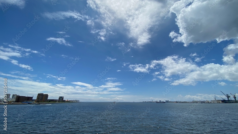 遊覧船から見た神戸港の風景