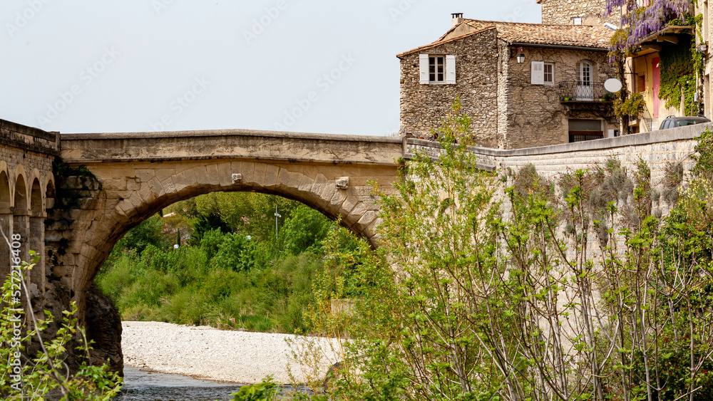 Obraz premium View of the old bridge of Vaison la Romaine village in Provence, France