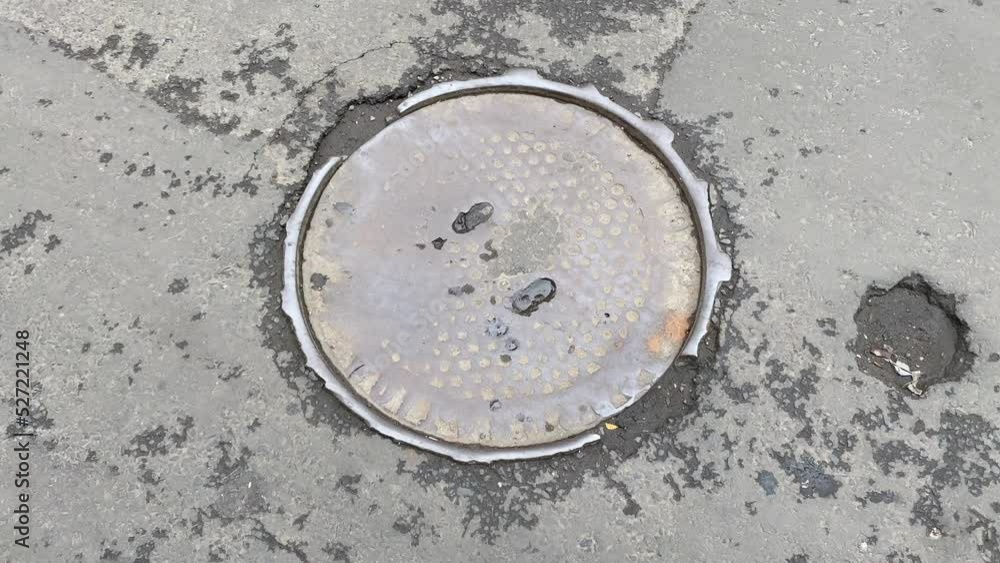 Video of cast iron manhole covers used by laborers to enter and clean Kolkata's underground drains. Video of cast iron manhole covers used by laborers to enter and clean Kolkata's underground drains.