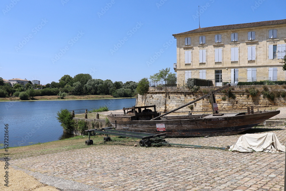 Ancienne gabarre, ancien bateau en bois, ville Bergerac, département de la Dordogne, France