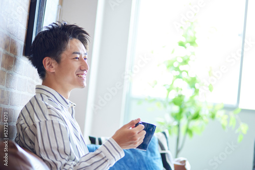 Cuadro en lienzo リビングでくつろぐ若い日本人の男性