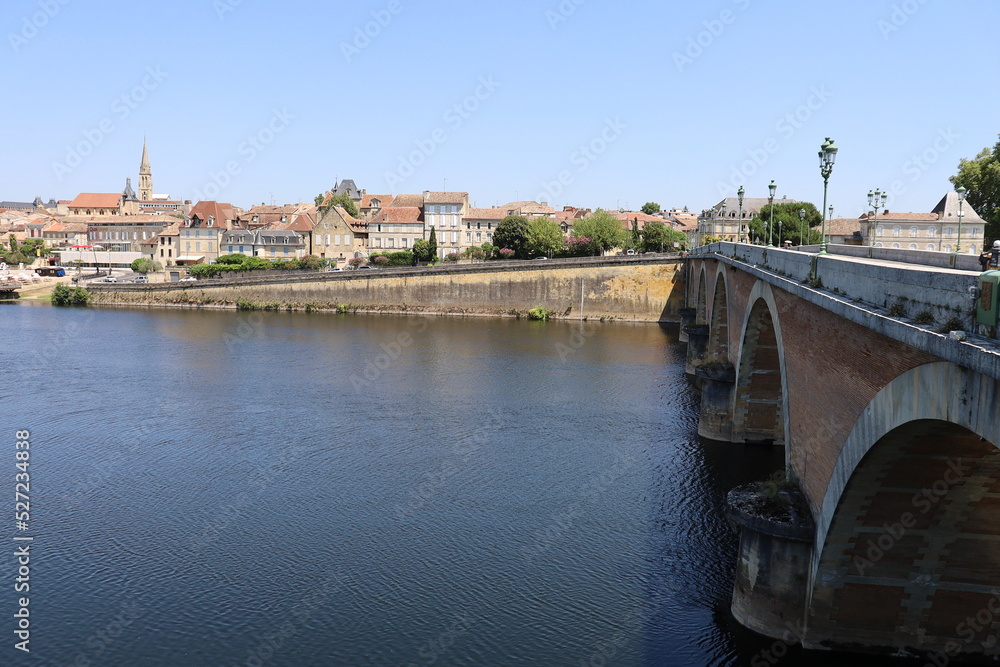 Le vieux pont sur la rivière Dordogne, ville Bergerac, département de la Dordogne, France