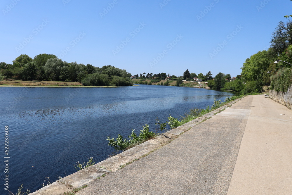 La rivière Dordogne dans Bergerac, ville Bergerac, département de la Dordogne, France