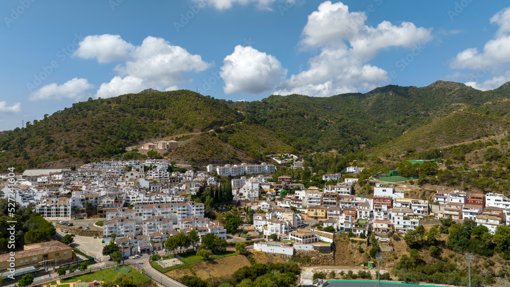 bonito pueblo blanco de Benahavís en la costa del sol, Andalucía