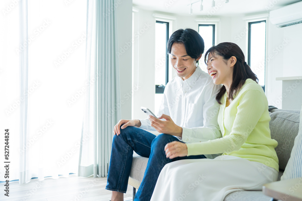 携帯を見る日本人カップル 携帯を見る日本人カップル