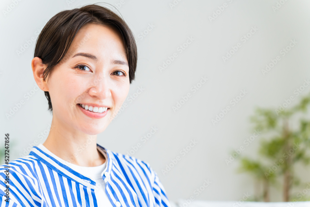 ショートヘアーの健康的な日本人女性 ショートヘアーの健康的な日本人女性