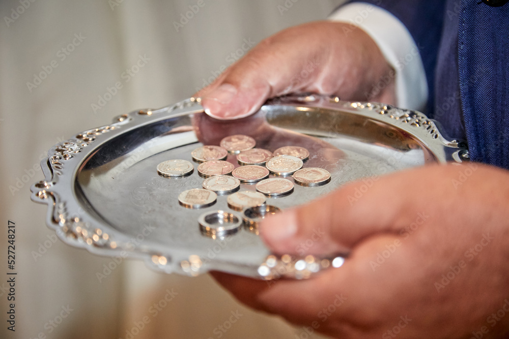 Fototapeta premium anillos, arras, celebración nupcial, padrino