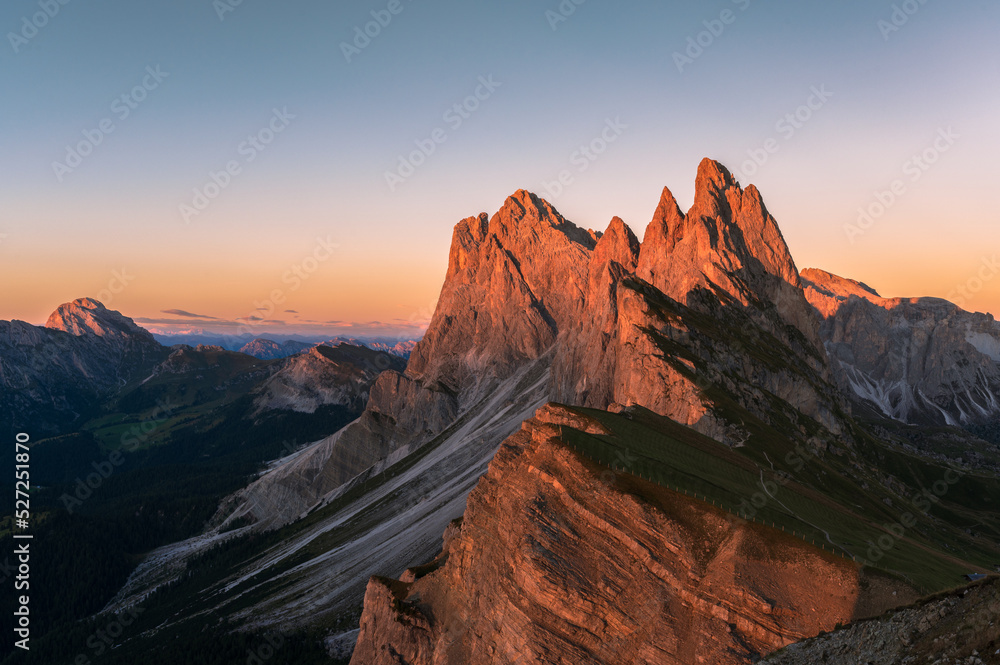 Sonnenuntergang an der Seceda Dolomiten in Italien im Sommer (Alpenglühen)