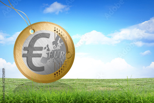 Économie circulaire, concept monnaie euro, sous le ciel bleu