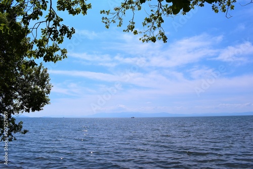 びわ湖、琵琶湖、湖畔、遊泳場、夏、夏空、白い雲、木陰、さざ波、淡水 © BJ