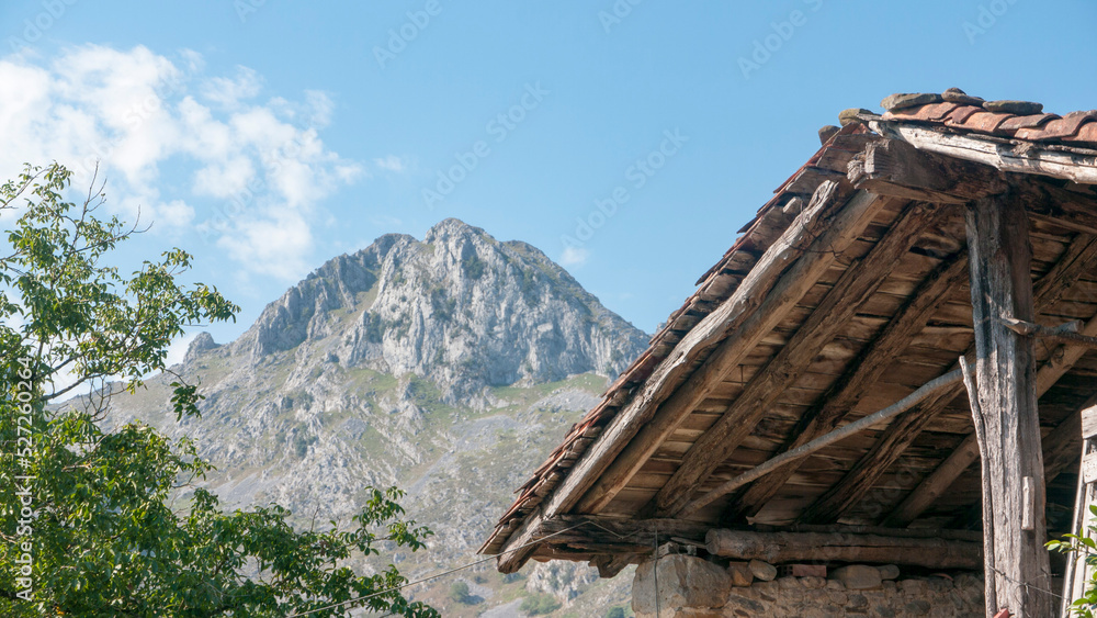 Pico rocoso y tejado de madera