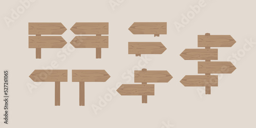Drewniane puste znaki drogowe w kształcie strzałek