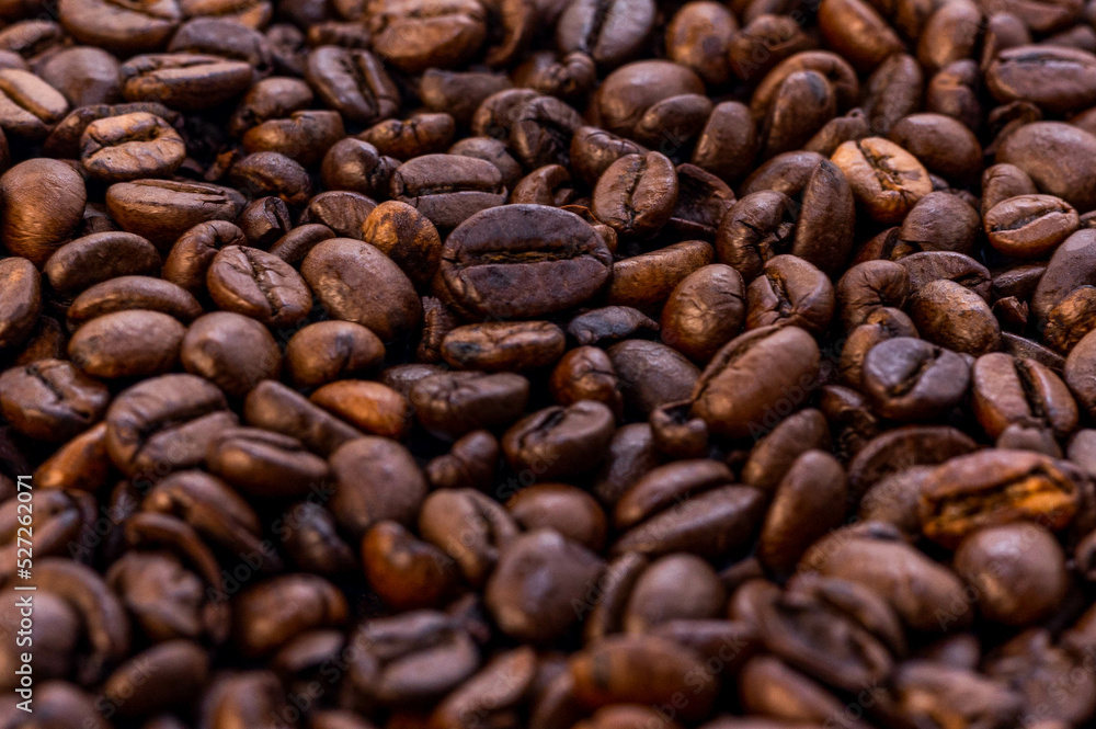 Coffee beans background. Grão de café. Fullframe shot of fresh roastend coffee beans zoom in. Aromatic brown textured seeds on background from close up. Black energy structured grain on backdrop. Coffee beans background. Grão de café. Fullframe shot of fresh roastend coffee beans zoom in. Aromatic brown textured seeds on background from close up. Black energy structured grain on backdrop.