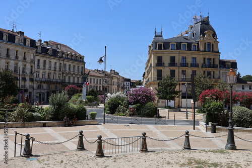 La place Maréchal de Lattre de Tassigny, ville Bergerac, département de la Dordogne, France photo