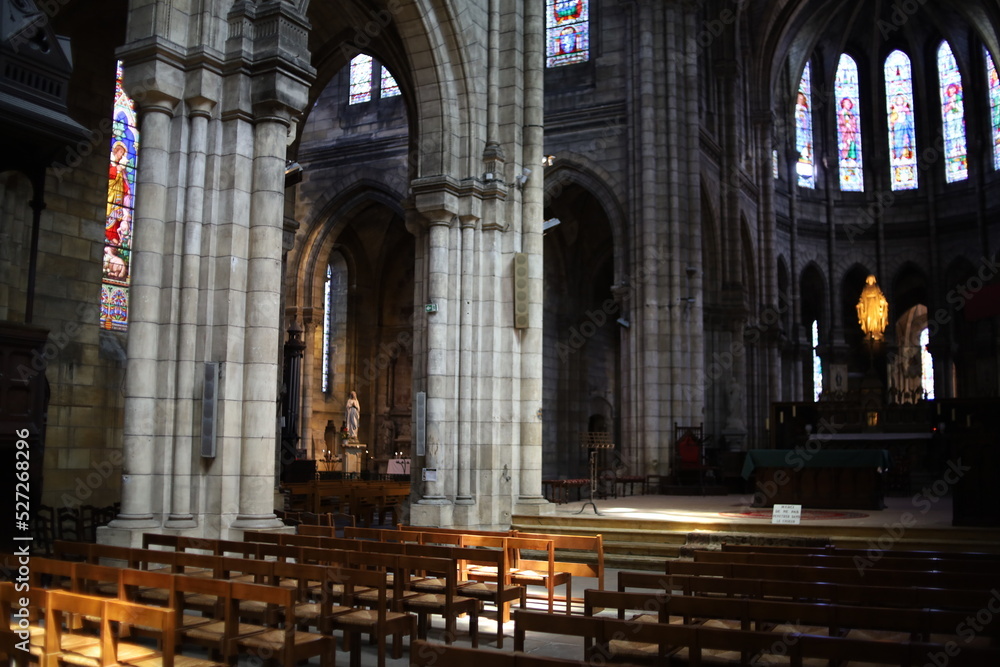 Fototapeta premium L'église Notre Dame de Bergerac, de style neo gothique, intérieur de l'église, ville Bergerac, département de la Dordogne, France