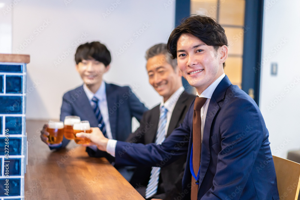 バーで乾杯をする3人の会社員