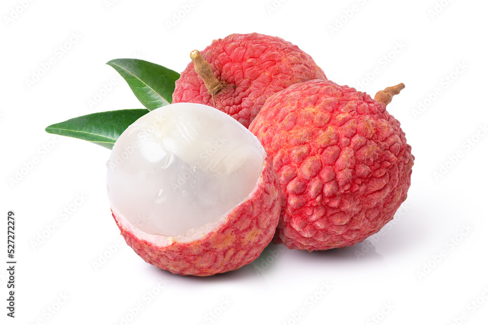 Φωτογραφία Fresh lychee with cut in half slice isolated on white background.