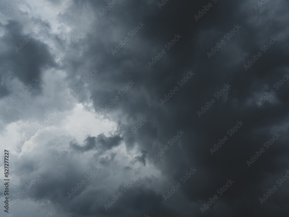 Obraz premium The sky is full of dark clouds in bad weather before a thunderstorm.