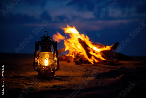 焚火とオイルランタン © 歌うカメラマン