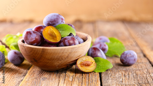 Fotografie, Obraz bowl of fresh plum and leaf