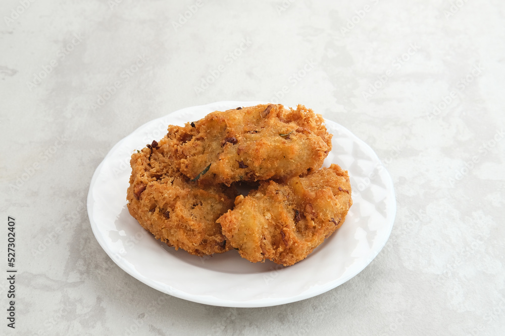 Mentho or lentho, a typical snack from Indonesia. Made from cassava, tolo beans and coconut.
Mentho or lentho, a typical snack from Indonesia. Made from cassava, tolo beans and coconut.
