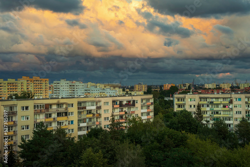 Widok na duże osiedle mieszkaniowe, budynki mieszkalne w pochmurny dzień.