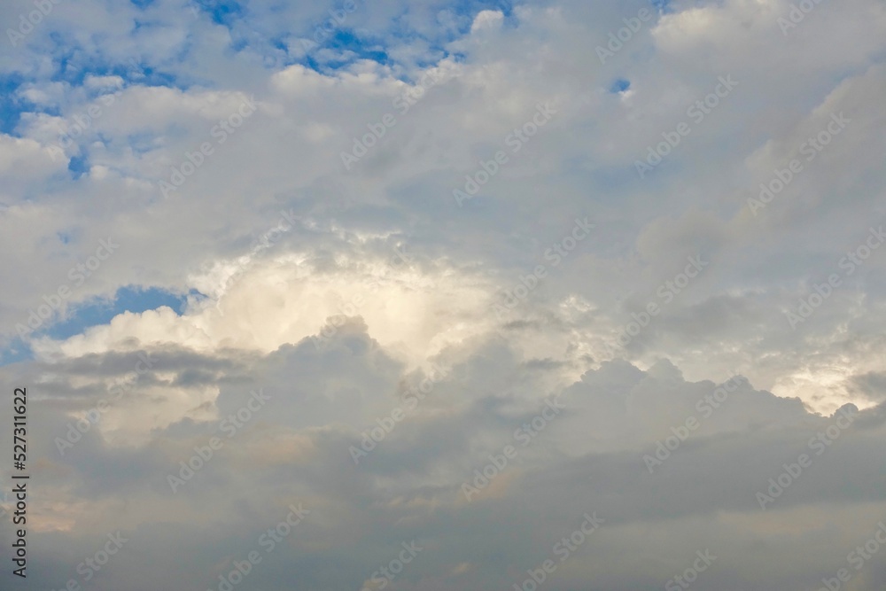 太陽光が透ける雲　雲の背景