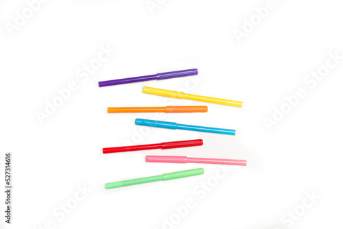  Juego de lápices de rotuladores multicolores sobre un fondo blanco liso y aislado. Vista superior y de cerca. Copy space