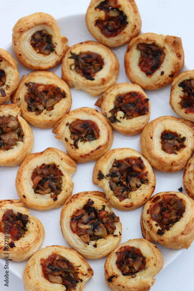 Blätterteigschnecken mit Pilzfüllung. Blätterteigschnecken mit Pilzfüllung.