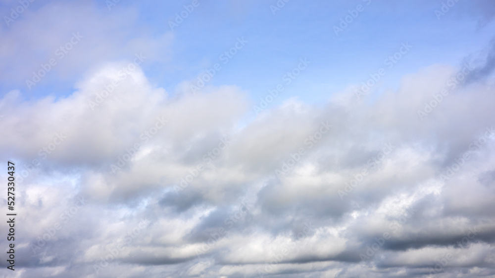Fototapeta premium A view against the background of clouds that gather and float in the beautiful blue sky.
