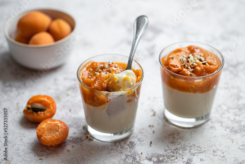 verrines de panna cotta fait maison vanille amande et abricots rotis photo