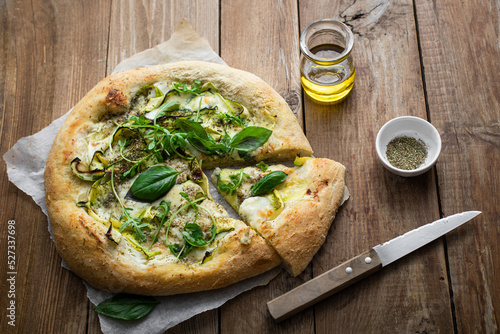 pizza blanche courgette fromage basilic et roquette pâte moelleuse photo